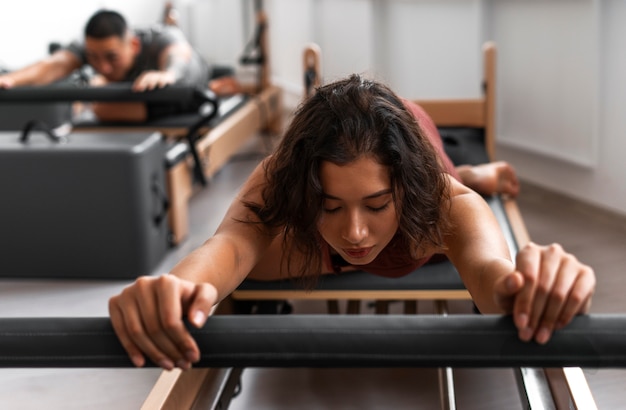 Personas que toman clases de Pilates Reformador