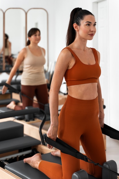 Personas que toman clases de Pilates Reformador