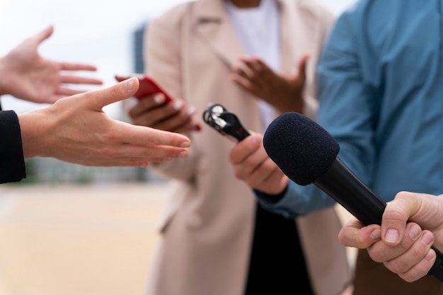 Personas que toman una entrevista al aire libre