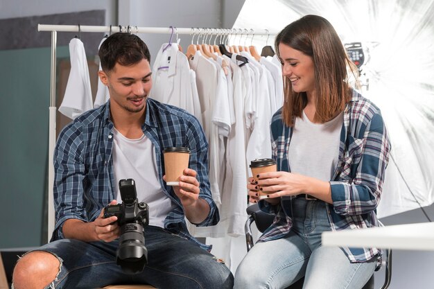 Personas que toman un estudio de fotografía