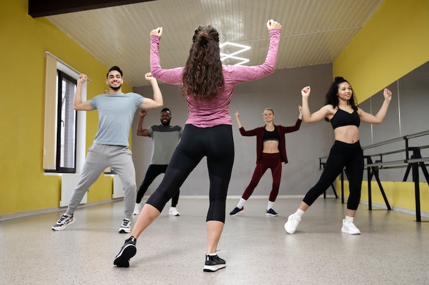 Personas que toman parte de la clase de terapia de baile