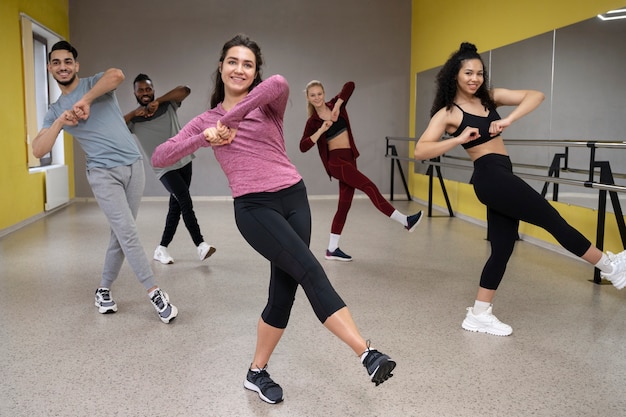 Personas que toman parte de la clase de terapia de baile