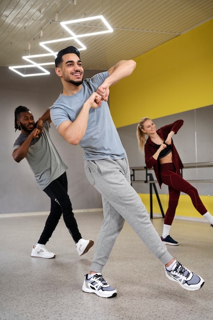 Personas que toman parte de la clase de terapia de baile