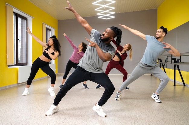 Personas que toman parte de la clase de terapia de baile