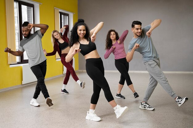 Personas que toman parte de la clase de terapia de baile