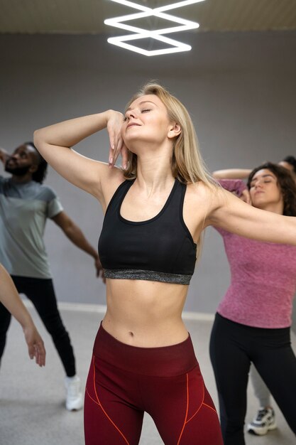 Personas que toman parte de la clase de terapia de baile