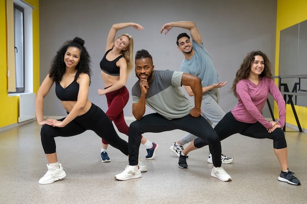 Personas que toman parte de la clase de terapia de baile