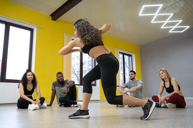 Personas que toman parte de la clase de terapia de baile