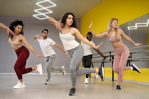 Personas que toman parte de la clase de terapia de baile