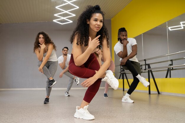 Personas que toman parte de la clase de terapia de baile