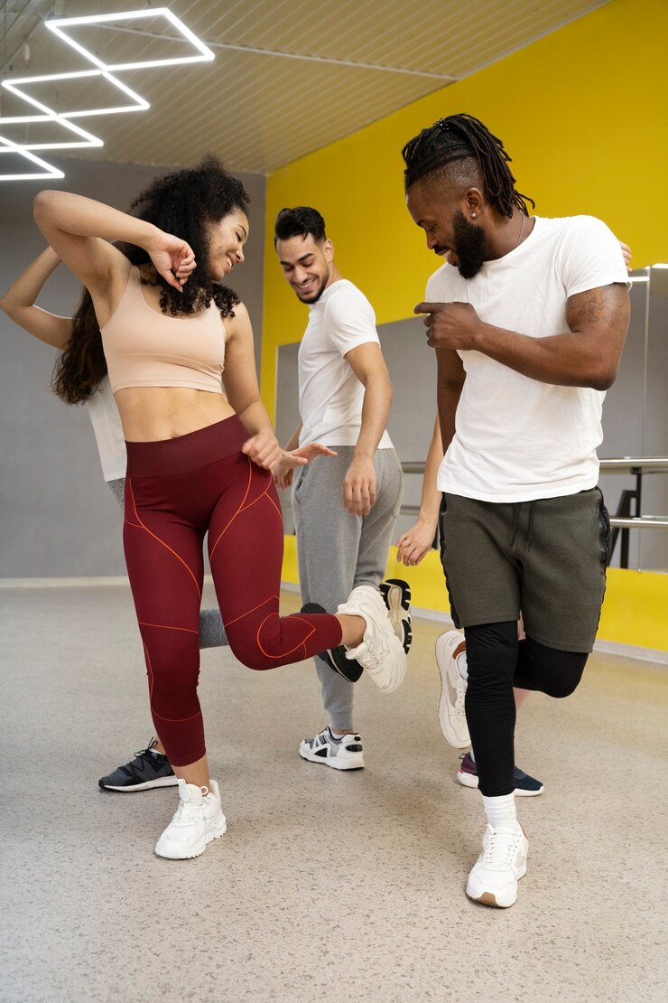 Foto gratuito personas que toman parte de la clase de terapia de baile