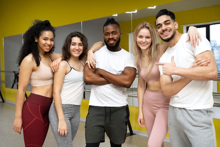 Foto gratuito personas que toman parte de la clase de terapia de baile