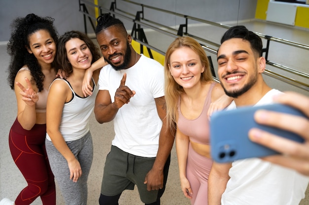 Personas que toman parte de la clase de terapia de baile