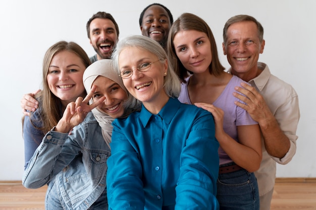 Personas que se toman una selfie juntos el día de la inscripción.