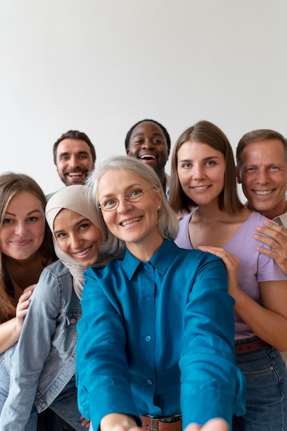 Personas que se toman una selfie juntos el día de la inscripción.