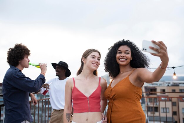 Personas que toman selfie medio tiro