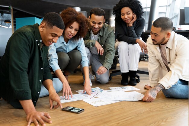 Personas que trabajan en la agencia de marketing.