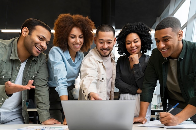 Foto gratuita personas que trabajan en la agencia de marketing.