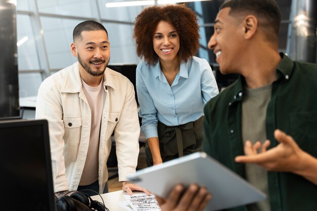 Personas que trabajan en la agencia de marketing.