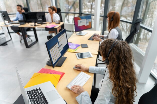 Personas que trabajan en el centro de llamadas