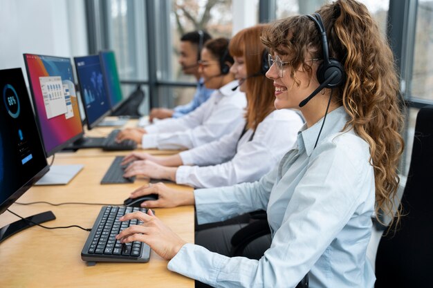 Personas que trabajan en el centro de llamadas