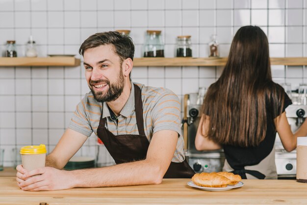 Las personas que trabajan como camareros