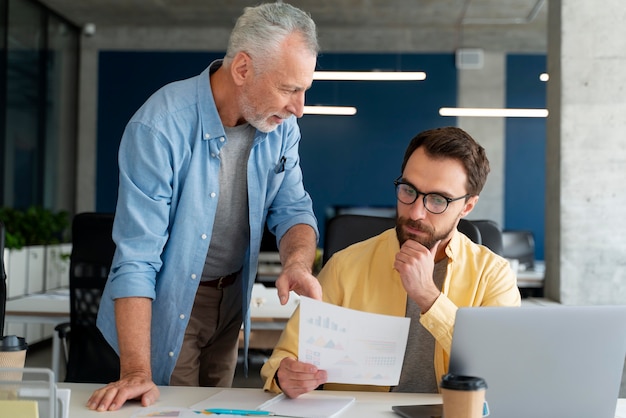 Personas que trabajan como empresa en equipo