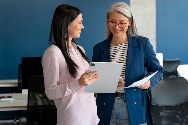 Personas que trabajan como empresa en equipo