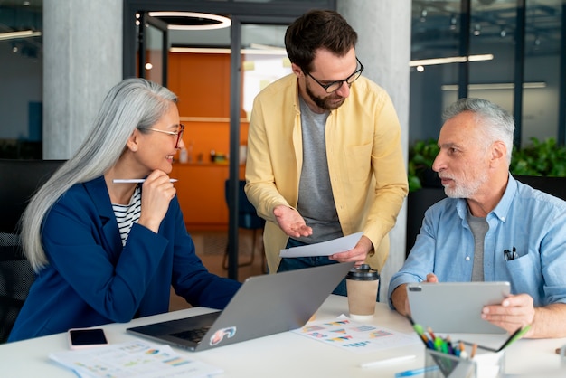 Personas que trabajan como empresa en equipo