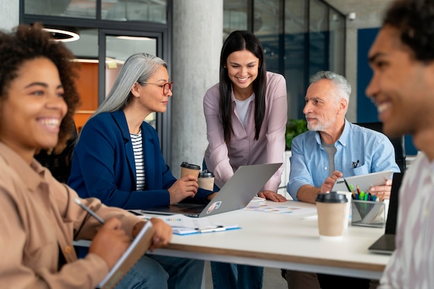 Personas que trabajan como empresa en equipo