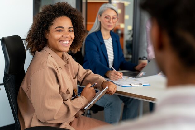 Personas que trabajan como empresa en equipo