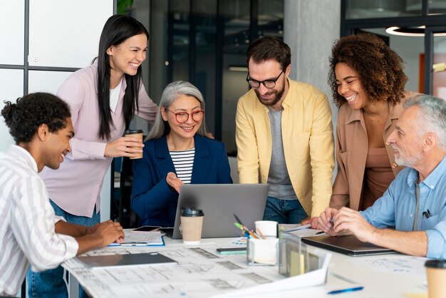 Personas que trabajan como empresa en equipo