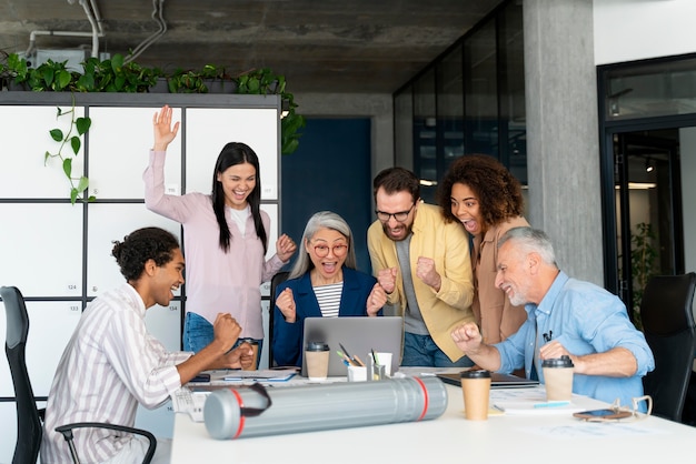 Personas que trabajan como empresa en equipo