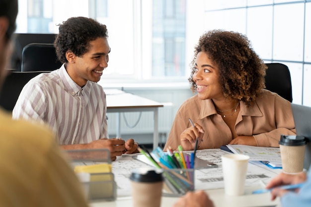 Personas que trabajan como empresa en equipo