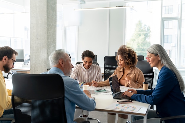 Personas que trabajan como empresa en equipo