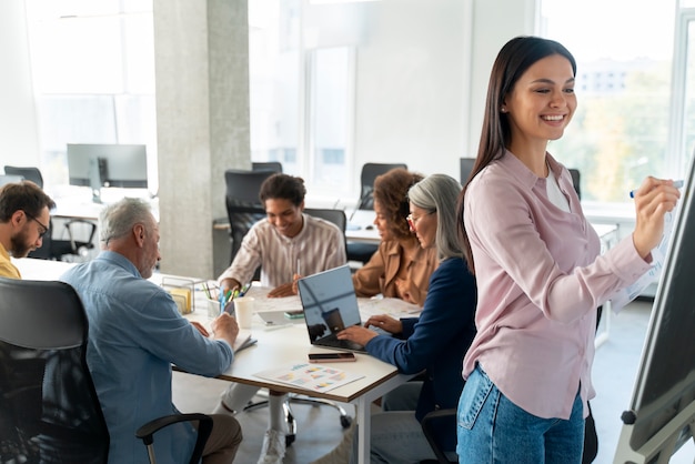 Personas que trabajan como empresa en equipo