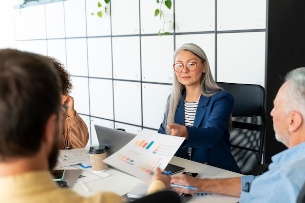 Personas que trabajan como empresa en equipo