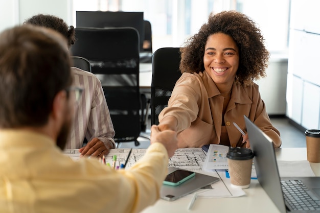 Personas que trabajan como empresa en equipo