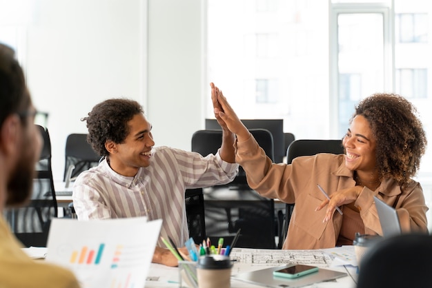 Foto gratuita personas que trabajan como empresa en equipo