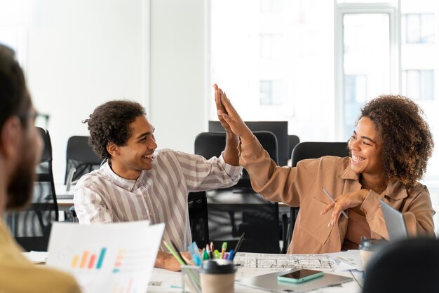 Personas que trabajan como empresa en equipo