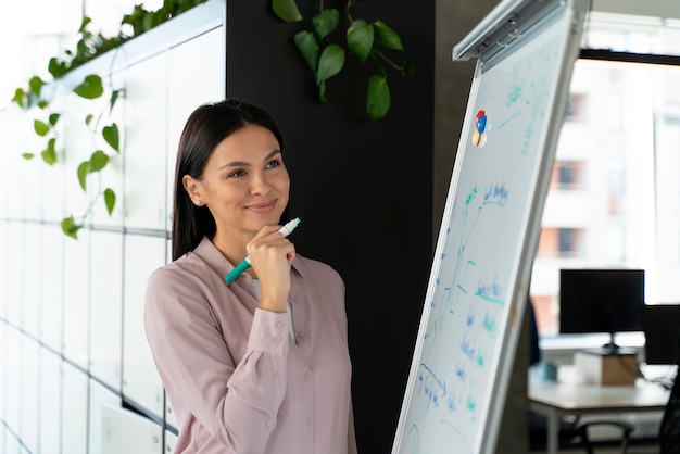 Foto gratuita personas que trabajan como empresa en equipo