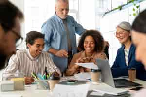 Foto gratuita personas que trabajan como empresa en equipo