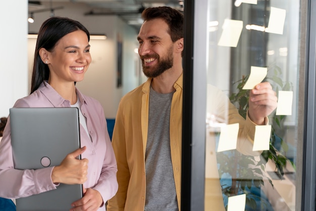 Personas que trabajan como empresa en equipo