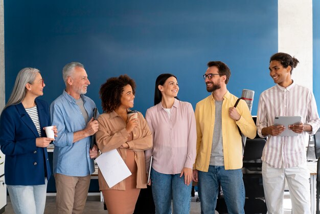 Personas que trabajan como empresa en equipo