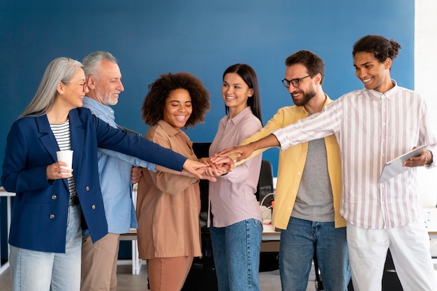 Foto gratuita personas que trabajan como empresa en equipo