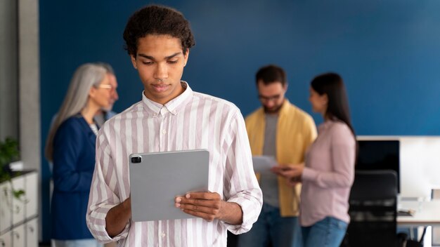 Personas que trabajan como empresa en equipo