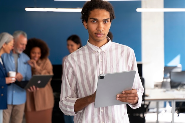 Personas que trabajan como empresa en equipo