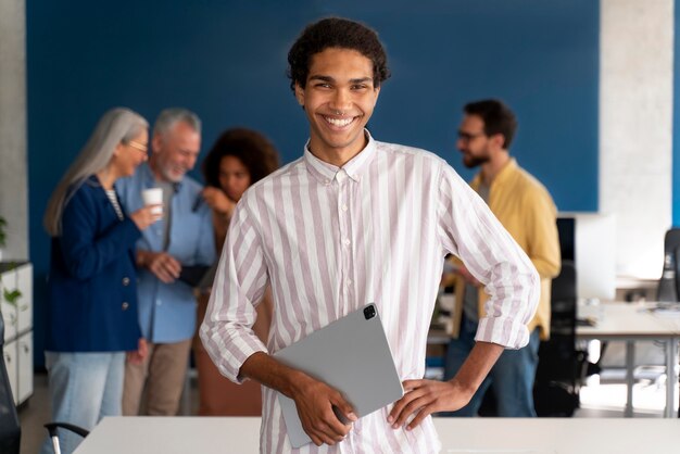 Personas que trabajan como empresa en equipo