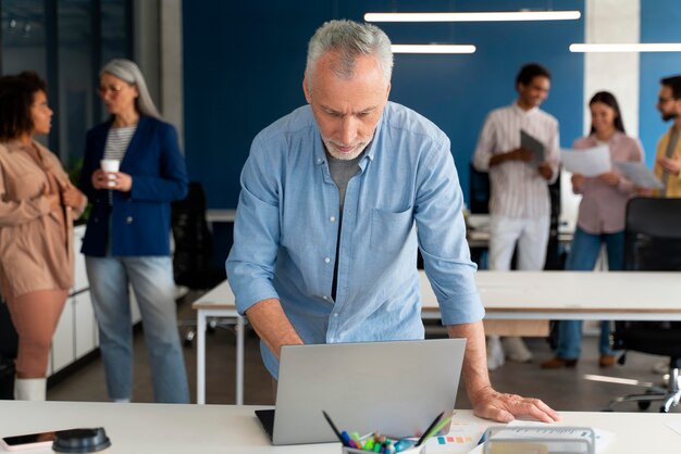 Personas que trabajan como empresa en equipo