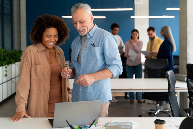 Personas que trabajan como empresa en equipo